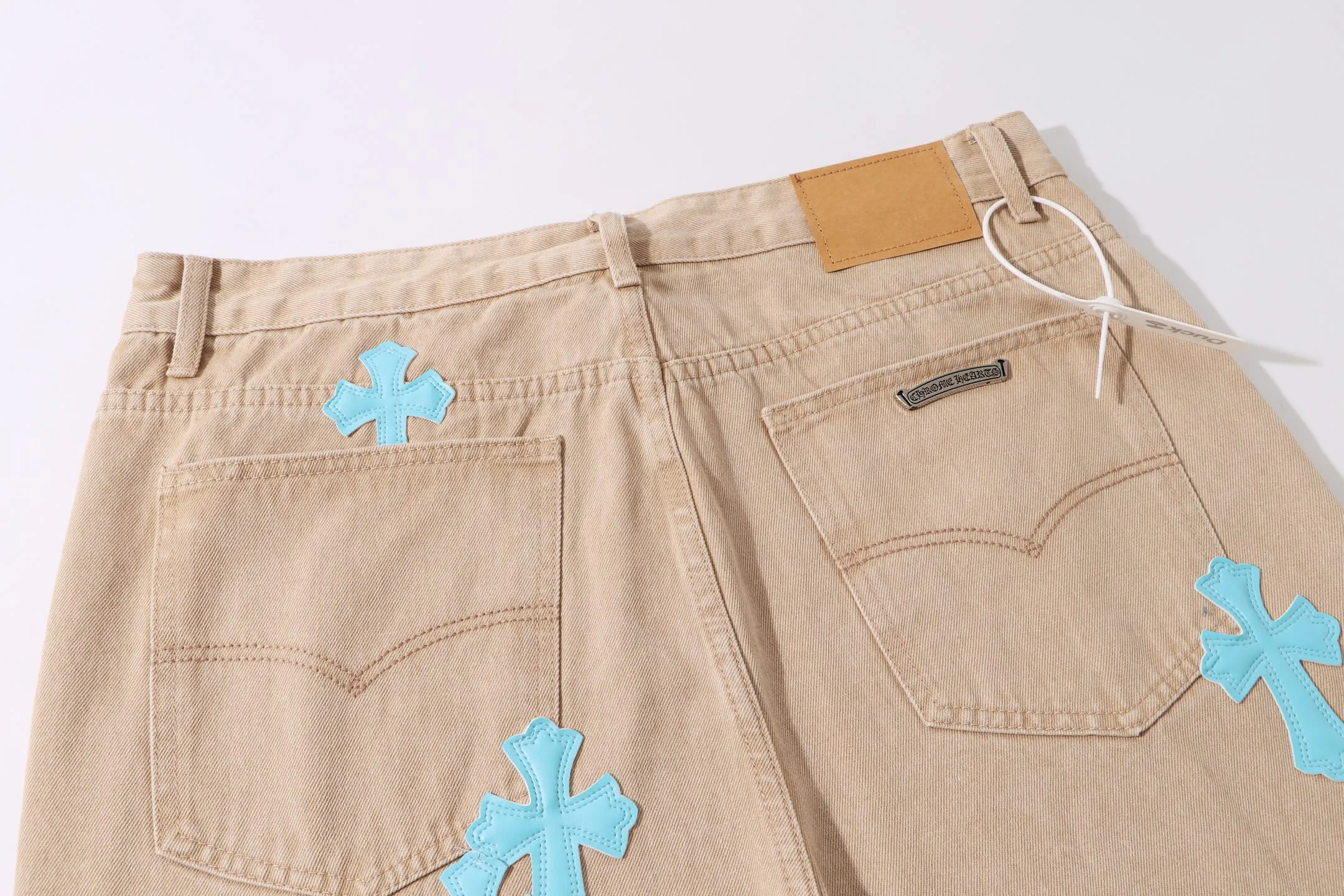 P240 Style No.: H911 Croxin & 𝐂𝐡𝐫𝐨𝐦𝐞 𝐇𝐞𝐚𝐫𝐭 ss25 white and blue patchwork jeans. Styles with different washed textures are very friendly to people with thin legs. The slightly flared version perfectly modifies the leg shape. The timeless and moderate length makes it easy to match and match. It is the basis for various styles and is a must-have in your wardrobe! The fabric is stiff but also makes the upper body soft without losing texture. The washing process is even more perfect. It is a must-have item for everyone! ! ! Washed wheat, hang tag, pants label, three labels complete Color: khaki Size: 30-32-34-36
